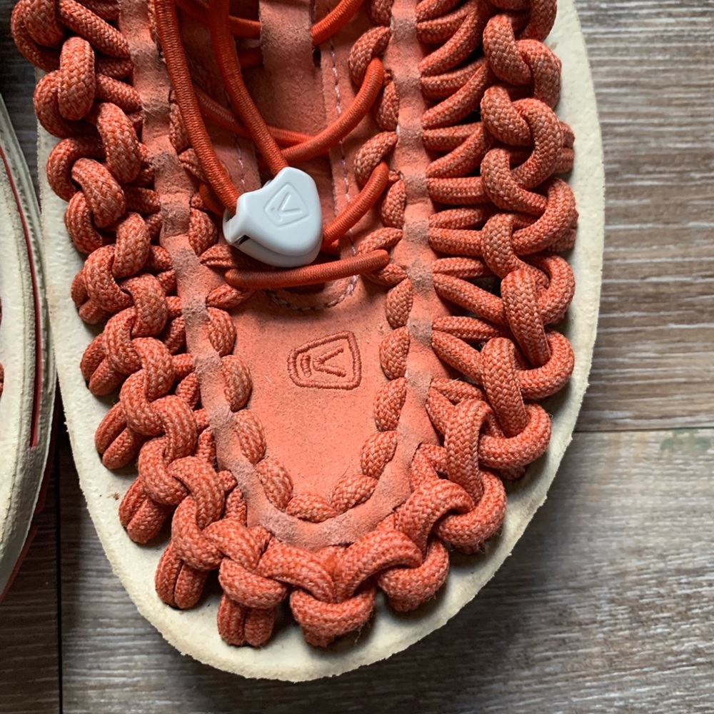 Keen Women’s UNEEK Original Sneaker Coral/Orange 7.5 - Picture 2 of 6